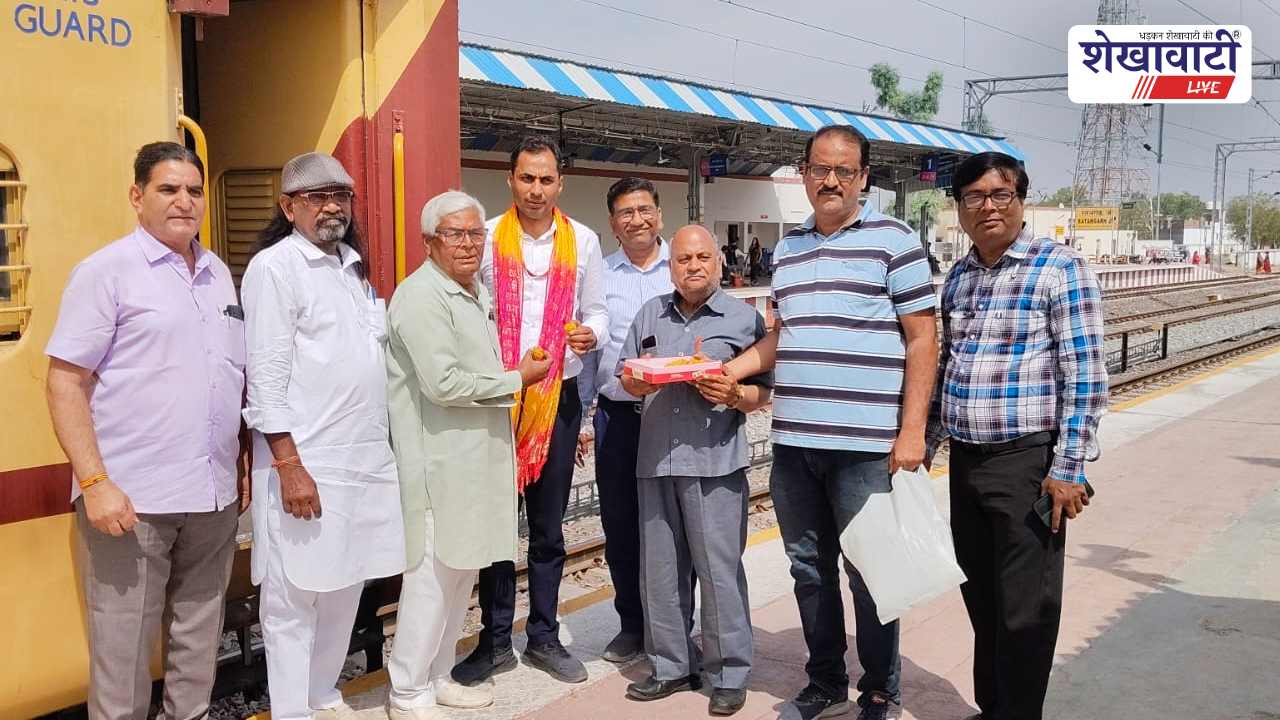 रतनगढ़ में बैंगलोर सीधी ट्रेन का स्वागत, चालक-गार्ड सम्मानित