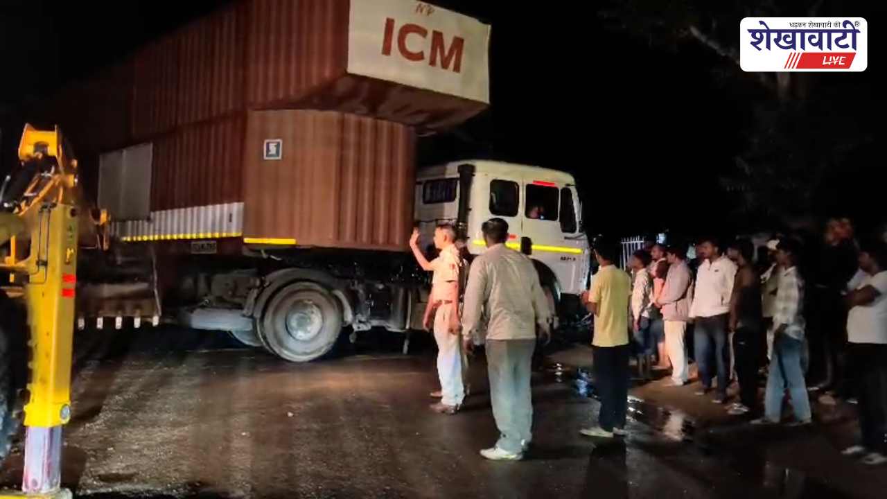 Jhunjhunu News : चिड़ावा रेलवे क्रॉसिंग पर कंटेनर फंसा, 1 घंटे जाम