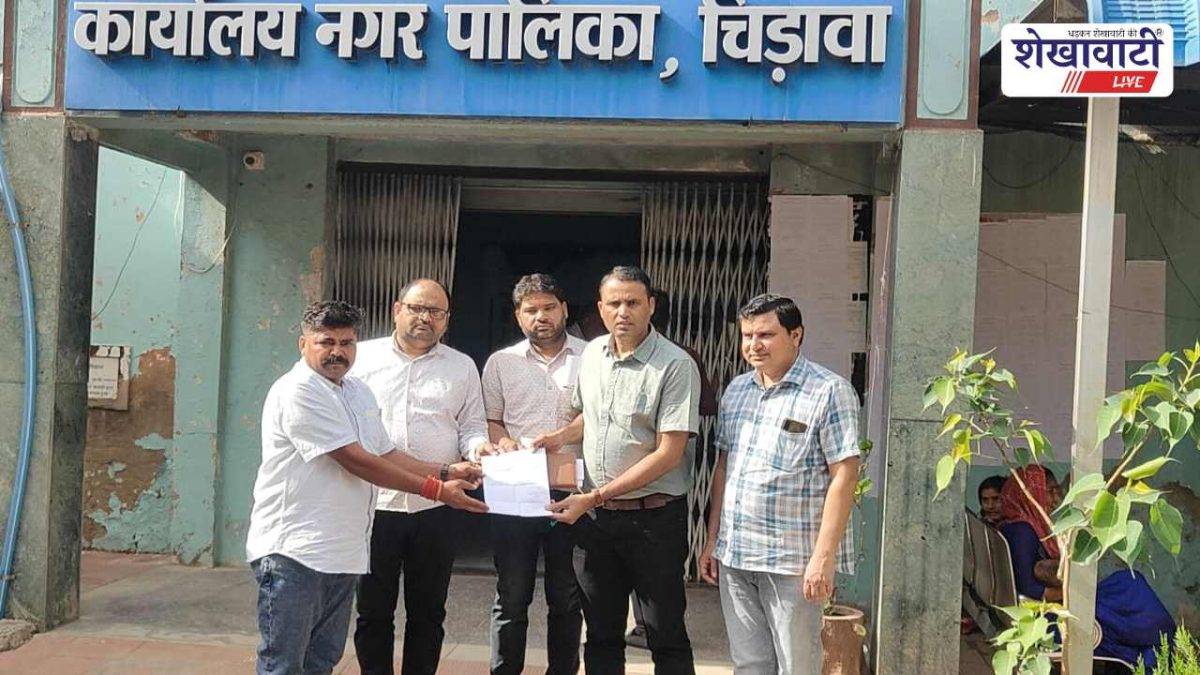 चिड़ावा में सफाई व्यवस्था पर पार्षदों का विरोध, ईओ को ज्ञापन