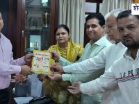 Sikar News : सोमनाथ त्रिहन पर पुस्तक कलेक्टर को भेंट